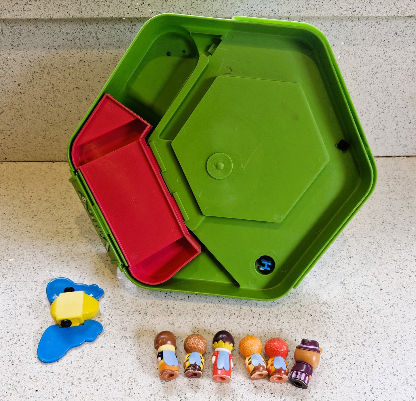 Vulli Tree Tots Beehive Playset with 6 Figures: Tree Tots