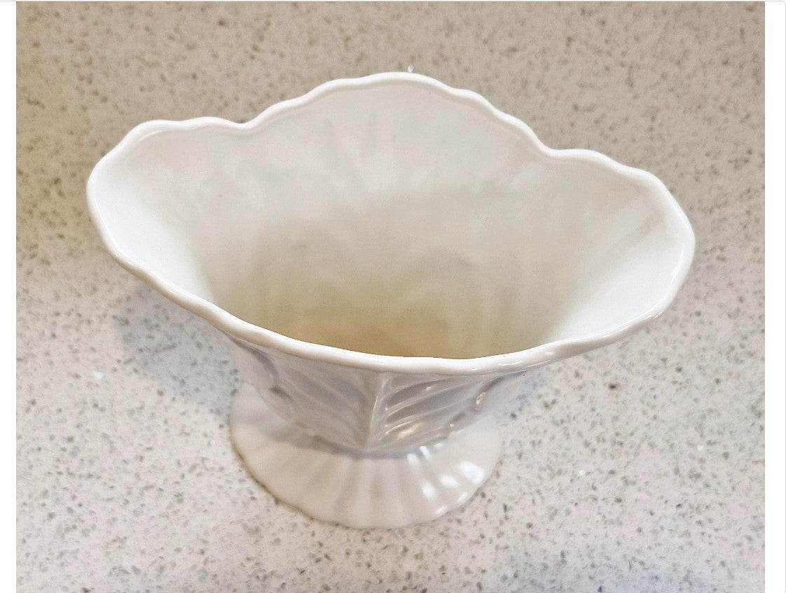 Art Deco Style fan vase, Beswick, Fan vase, scalloped edge, White, Cream, Art Deco, Mid Century, Stylish, 9 Inch, Made in England