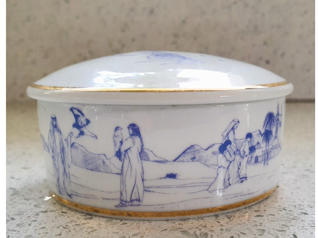 Issued by Emerites Airlines to First Class passengers. This is no 6 in a set of 7 featuring the Hoopee bird.
Scenes from the UAE around the base
Dish is in immaculate condition, no chips, cracks or crazing, lovely item made by world famous ceramicists Limoge