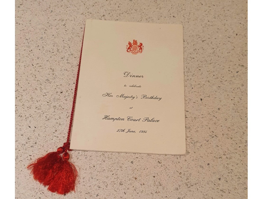 Original Queens Birthday Menu, 'Ein Abendessen zur Feier des Geburtstags Ihrer Majestät', Hampton Court Palace, 27. Juni 1984. Original aus der Mahlzeit