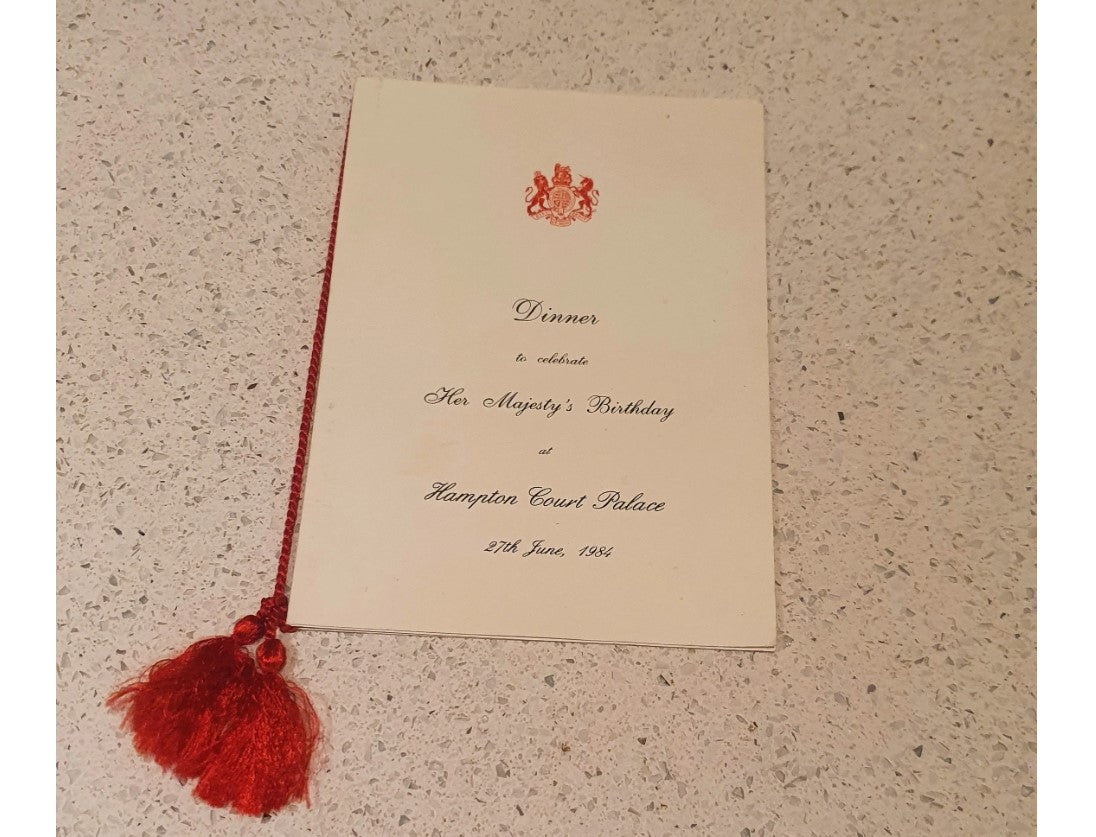 Original Queens Birthday Menu, 'Ein Abendessen zur Feier des Geburtstags Ihrer Majestät', Hampton Court Palace, 27. Juni 1984. Original aus der Mahlzeit