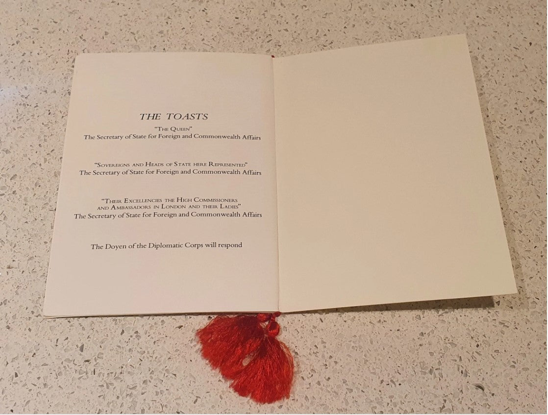 Original Queens Birthday Menu, 'Ein Abendessen zur Feier des Geburtstags Ihrer Majestät', Hampton Court Palace, 27. Juni 1984. Original aus der Mahlzeit