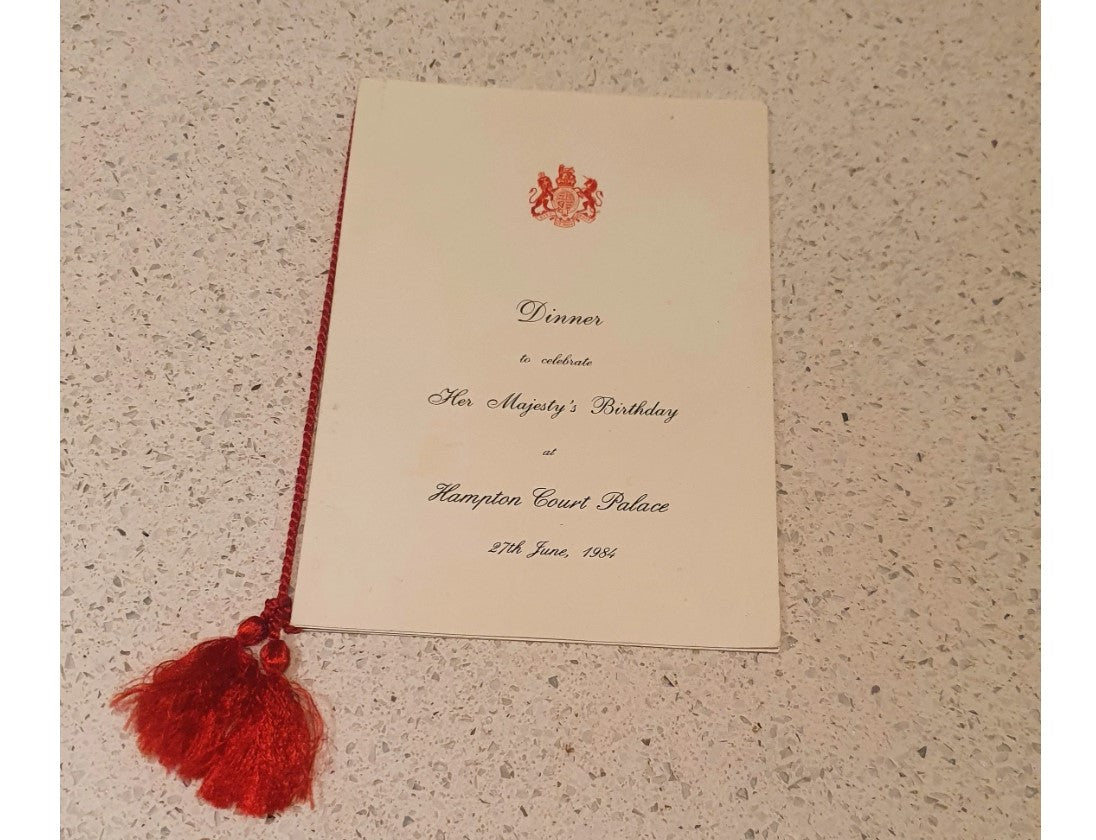 Original Queens Birthday Menu, 'Ein Abendessen zur Feier des Geburtstags Ihrer Majestät', Hampton Court Palace, 27. Juni 1984. Original aus der Mahlzeit