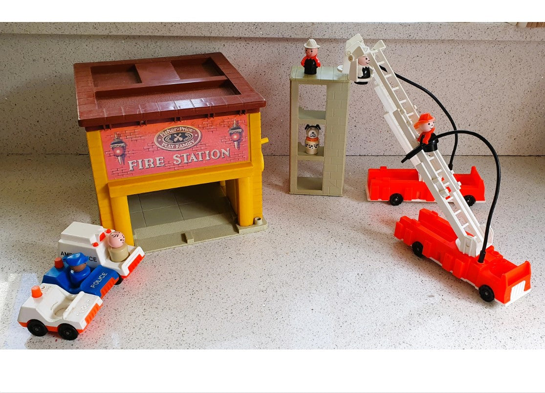Fisher-Price Play Family Fire Station, Play family Fire Station #928, Fisher Price Fire Station with Dog