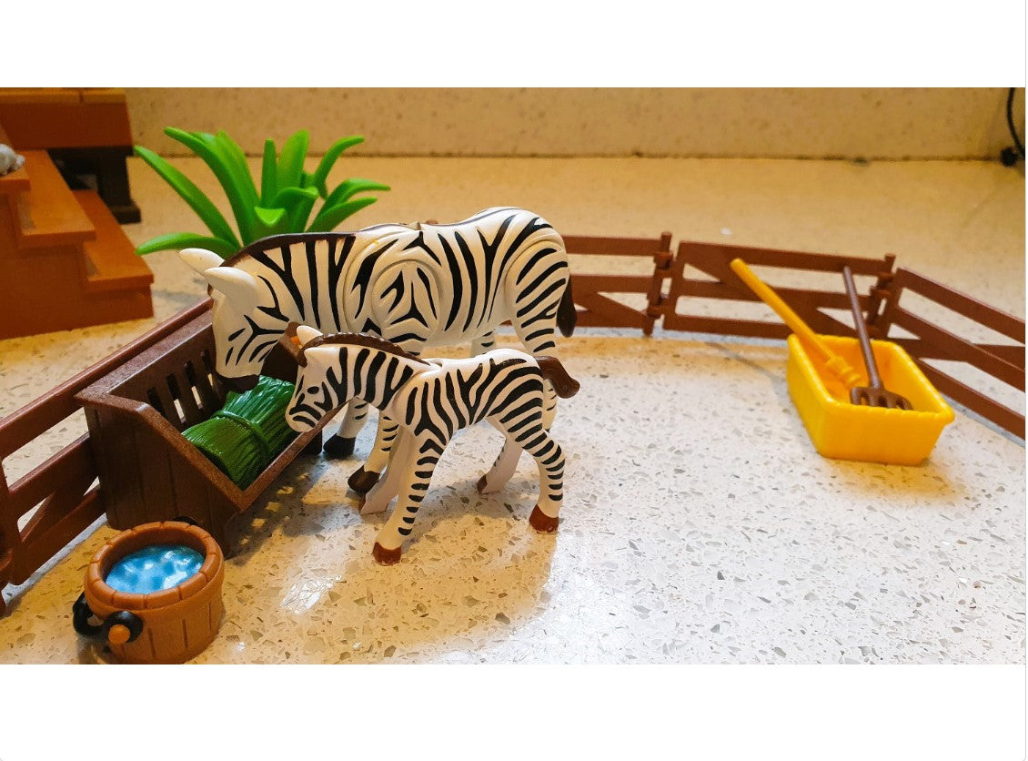 Playmobil OAMBATI Station, Playmobil Safari, Complete Original Set, Plus extra Food