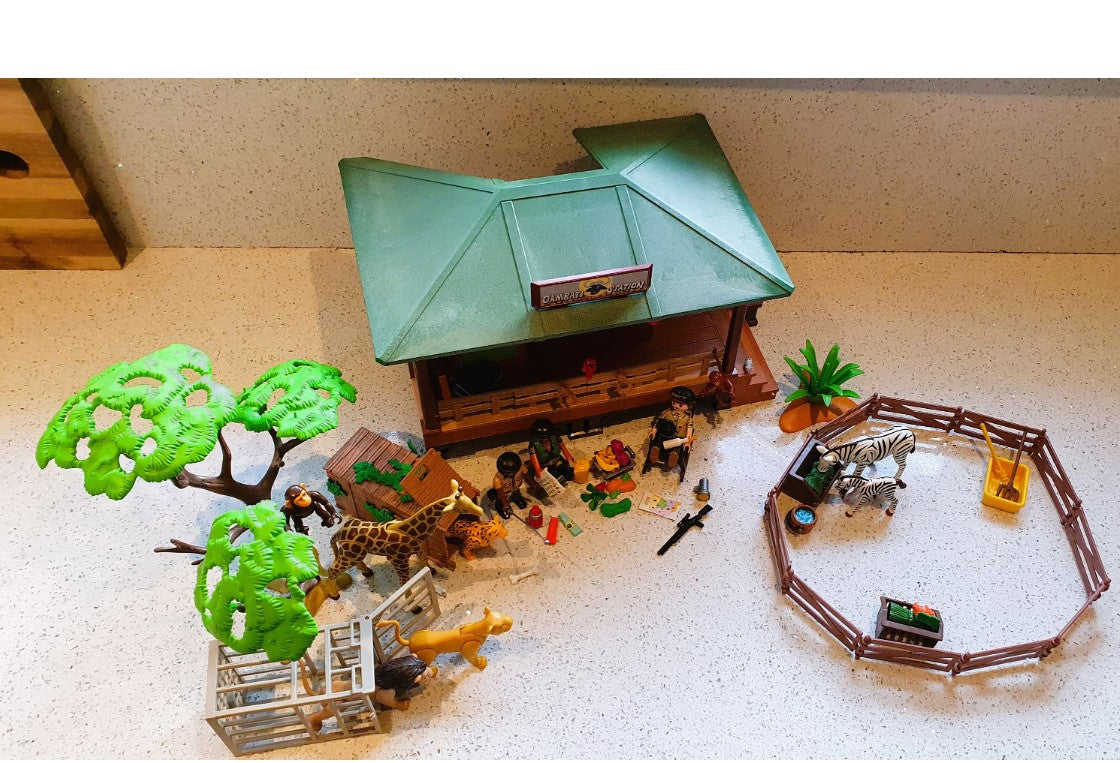 Playmobil OAMBATI Station, Playmobil Safari, Complete Original Set, Plus extra Food