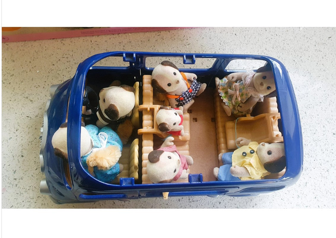 Sylvanian Families Beagle Dog Family and 7 Seater Blue car- Immaculate - Family of 7 Beagle Dogs - Boxed - Original Packaging -