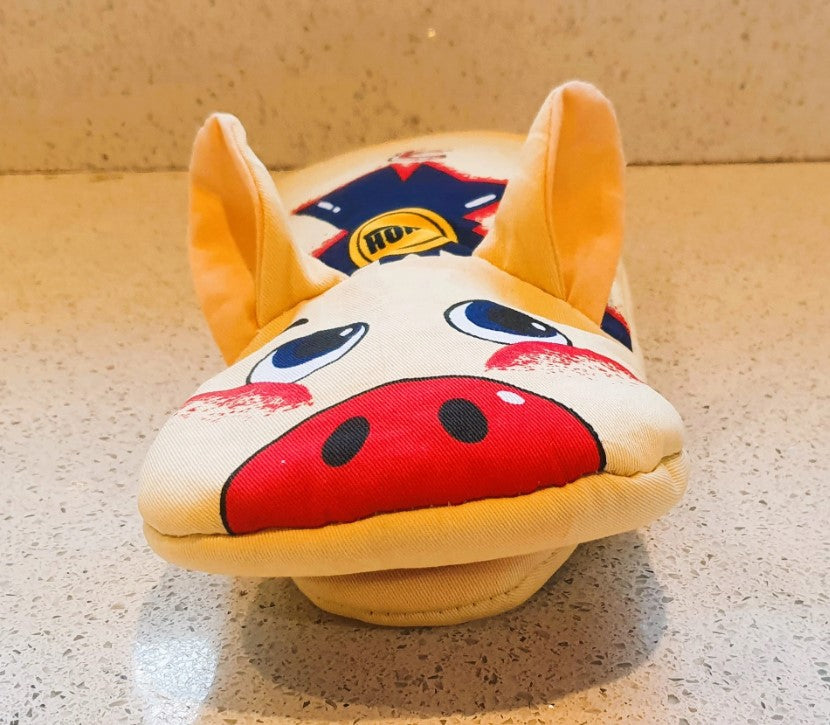 Ofenhandschuh in Schweineform, Schweinedesign, Ofenhandschuh mit Tiermotiv, anthropomorph, schrulliger Ofenhandschuh