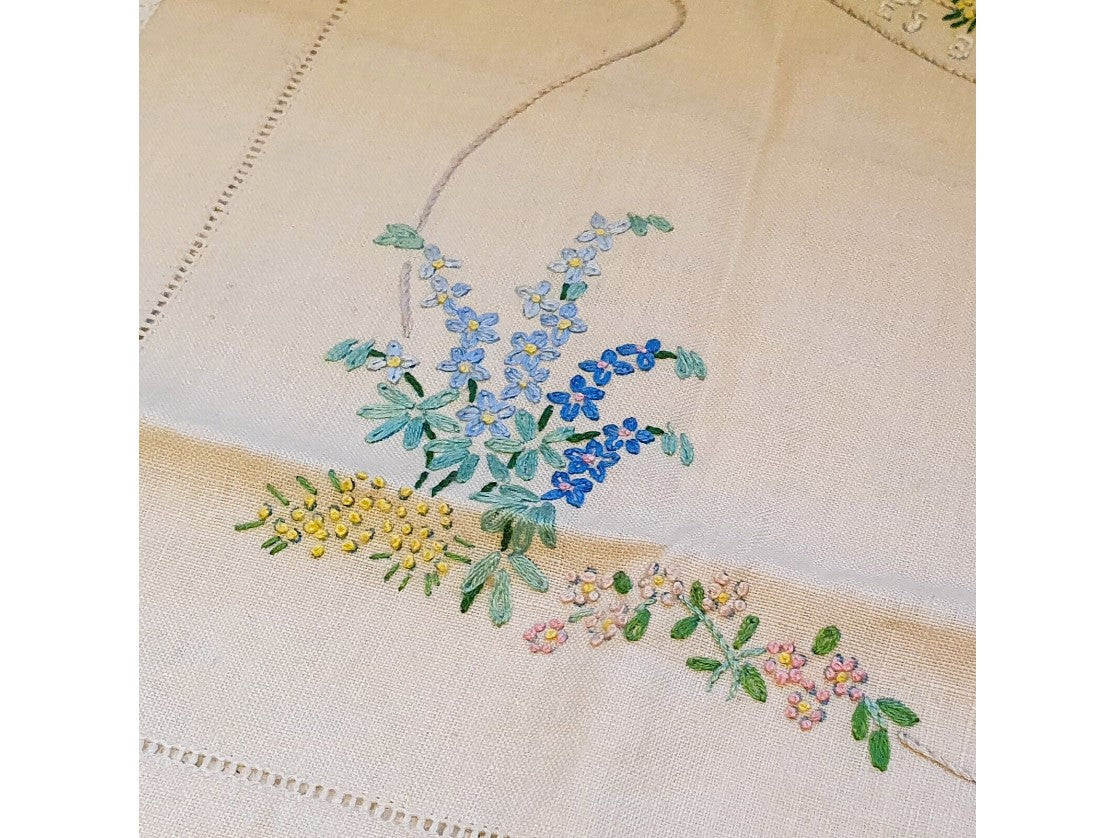 Vintage, English Hand Embroidered Linen, Shakespeare's Birthplace, Ann Hathaway's House, English Country Garden, Floral. 19 x 14 Inches