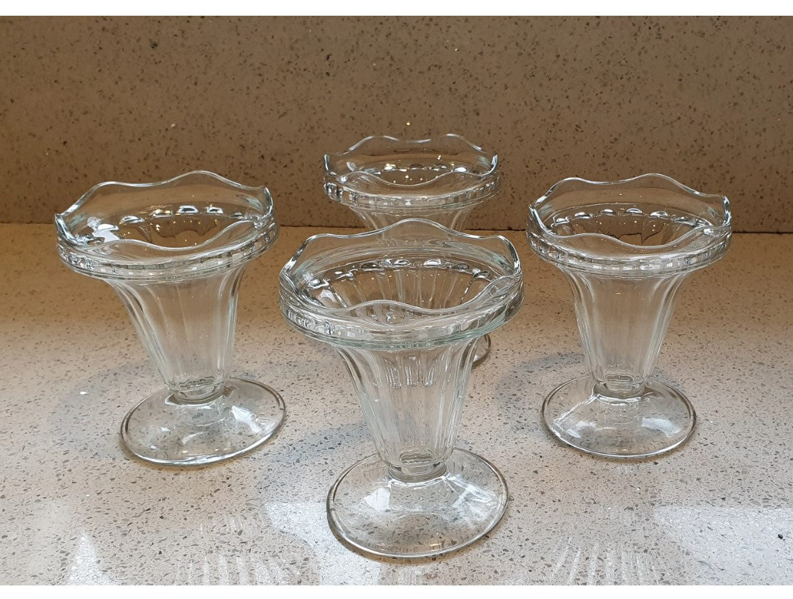 Französische Eisbechergläser mit Löffeln und Dekorationen - Vintage French, Mid Century, Ice Cream Coup, Passendes 4er-Set, Ice Cream Coup,