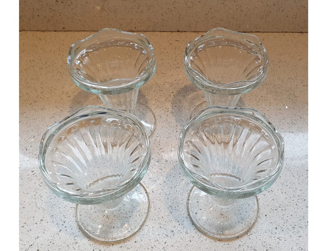 Französische Eisbechergläser mit Löffeln und Dekorationen - Vintage French, Mid Century, Ice Cream Coup, Passendes 4er-Set, Ice Cream Coup,