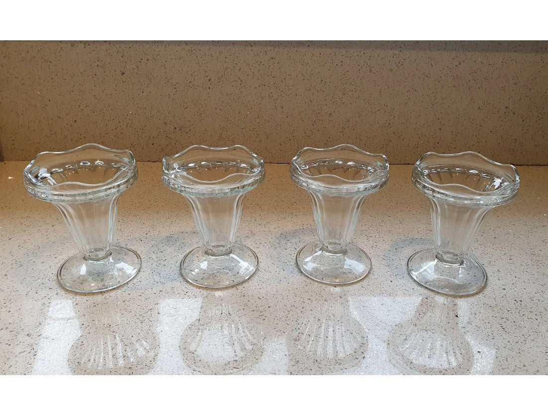 Französische Eisbechergläser mit Löffeln und Dekorationen - Vintage French, Mid Century, Ice Cream Coup, Passendes 4er-Set, Ice Cream Coup,