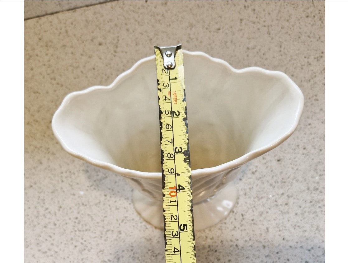 Art Deco Style fan vase, Beswick, Fan vase, scalloped edge, White, Cream, Art Deco, Mid Century, Stylish, 9 Inch, Made in England