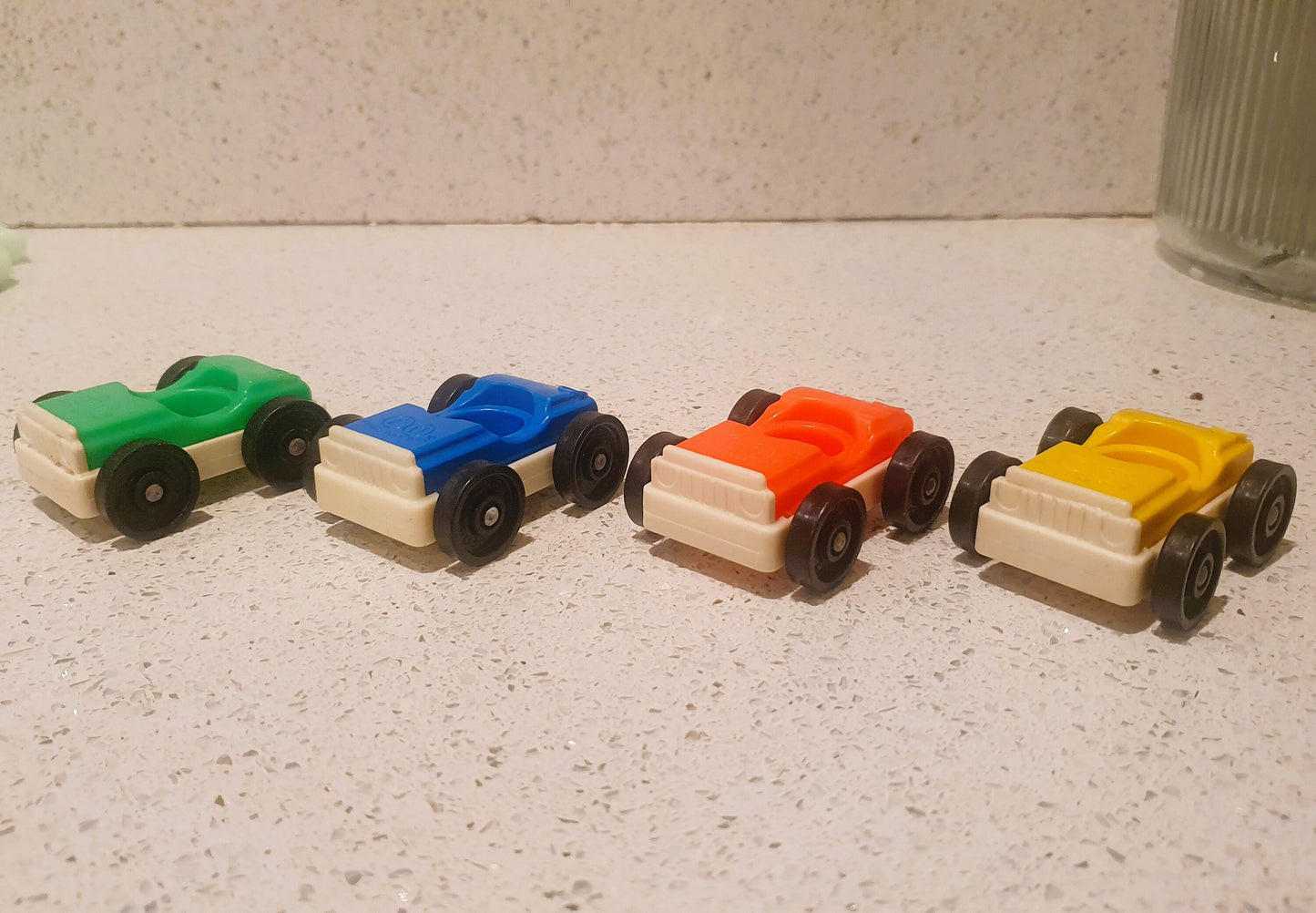 Vintage Fisher-Price Autos, 4er Set, Grün, Gelb, Blau und Rot, weiße Oberteile, Fisher Price Little People Cars