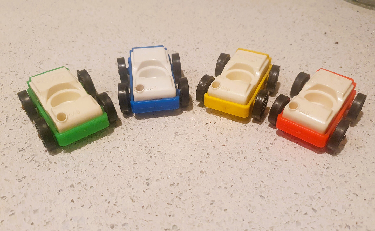 Vintage Fisher-Price Autos, 4er Set, Grün, Gelb, Blau und Rot, weiße Oberteile, Fisher Price Little People Cars