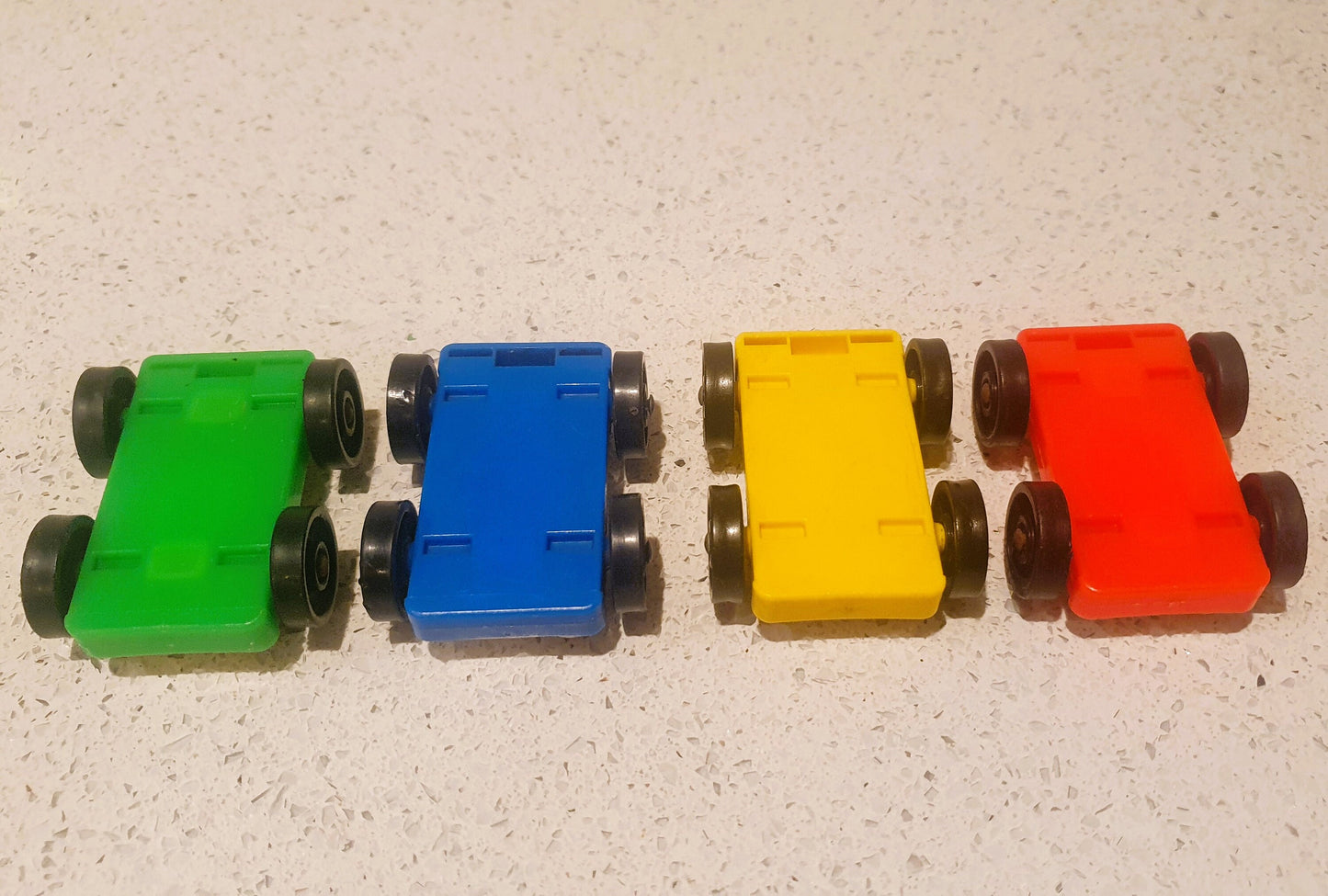 Vintage Fisher-Price Autos, 4er Set, Grün, Gelb, Blau und Rot, weiße Oberteile, Fisher Price Little People Cars