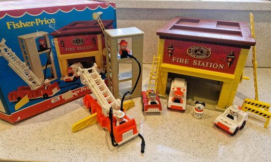 Fisher-Price Play Family Fire Station, Fisher Price Fire Station,  Fisher Price little people Fire Station, Boxed, Complete