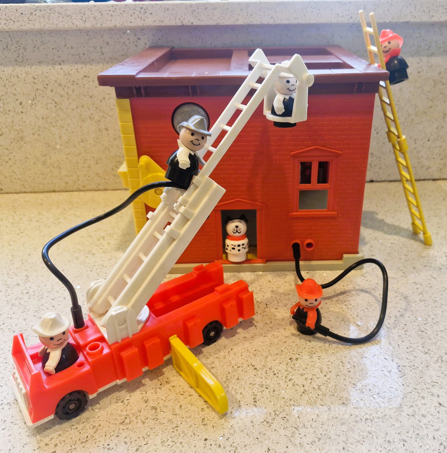 Fisher-Price Play Family Fire Station, Fisher Price Fire Station,  Fisher Price little people Fire Station, Boxed, Complete