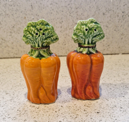 Vintage Carrot shaped Ceramic Salt and Pepper Shakers: Quirky Kitsch Cruet Set