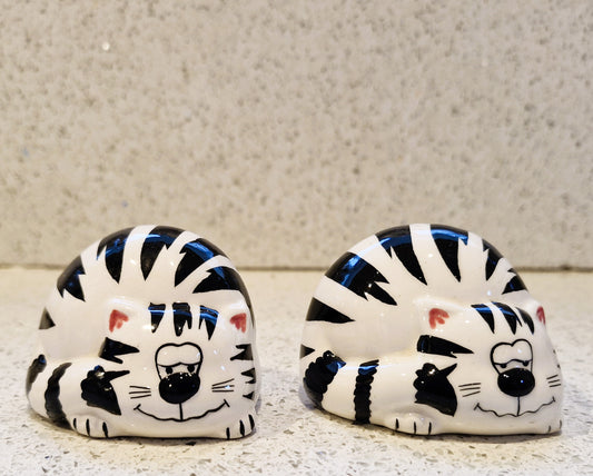 Black and White Cat Salt and pepper shakers, 1980s Kitsch, Quirky, Cruet Ser, Cats