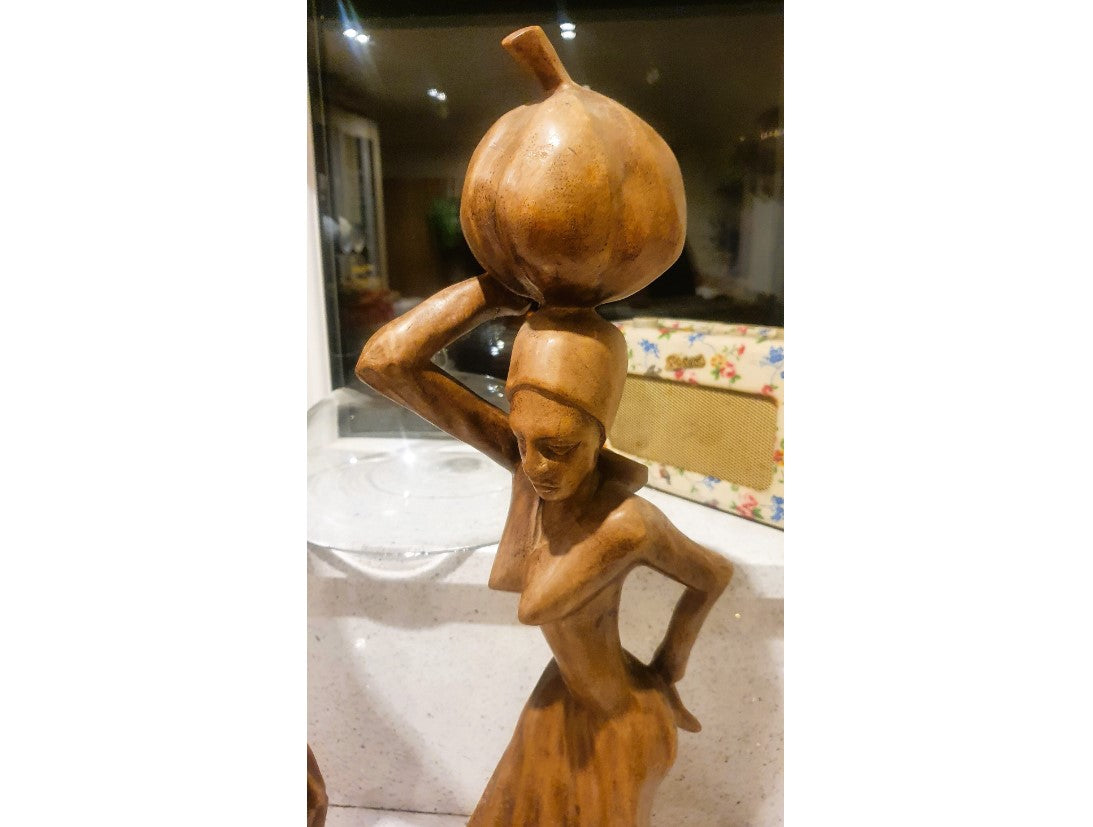 Handgeschnitzte afrikanische Holzskulpturen, handgeschnitzt, handgefertigt, Mann und Frau, tanzend, 23 Zoll hoch. Vintage, gebraucht