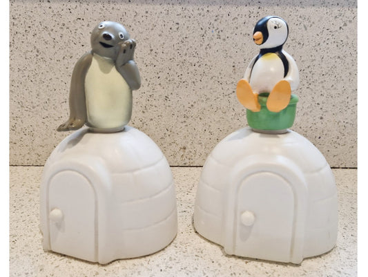 PINGU, Pinga, Schwester, Robbie der Seehund, Auf einem Iglu. 1990er Jahre, Schaumbadflasche, Robbie, Pinga, Pingu, BBC