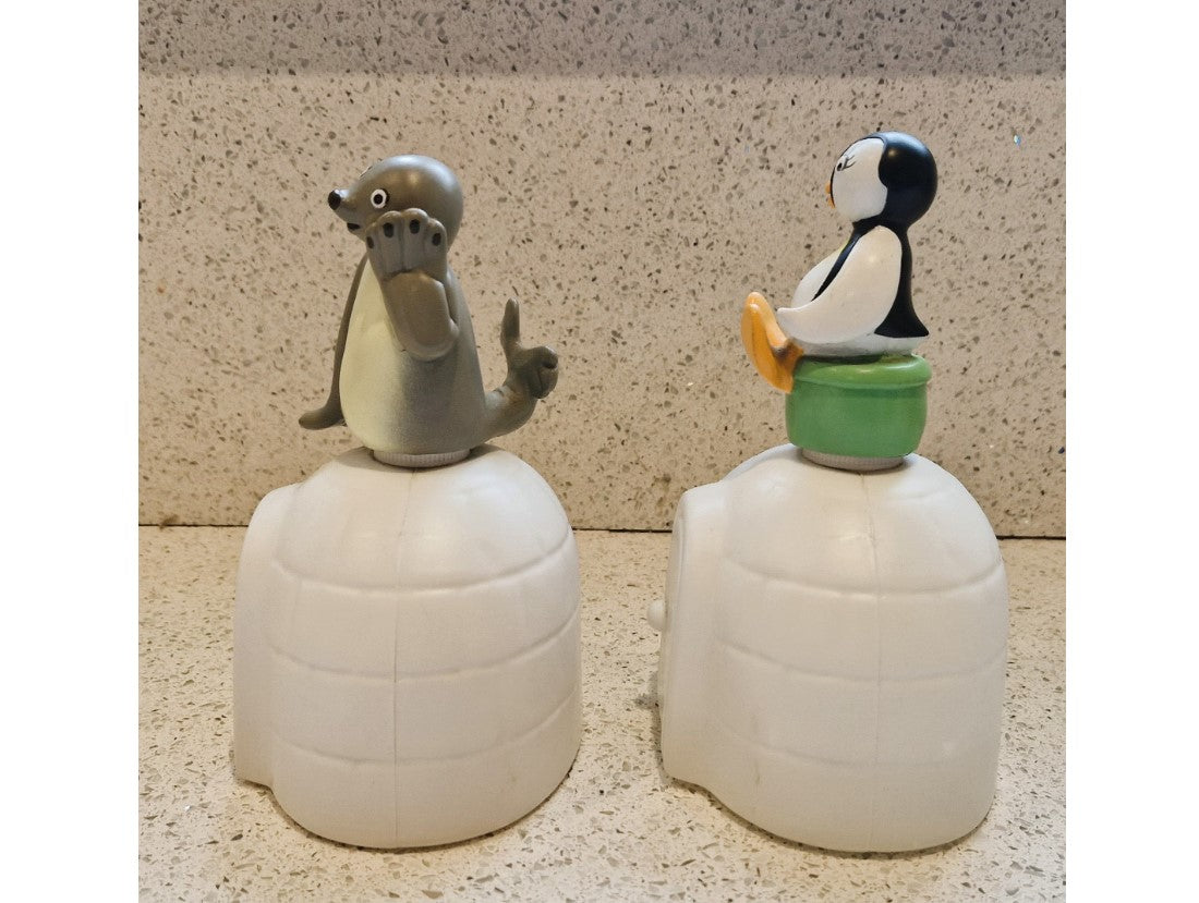 PINGU, Pinga, Schwester, Robbie der Seehund, Auf einem Iglu. 1990er Jahre, Schaumbadflasche, Robbie, Pinga, Pingu, BBC