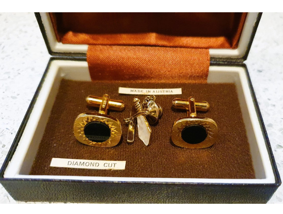 Vintage CUFFLINKS, SOPHOS, Vintage, Gold Tone, Onyx Cufflinks, Mother Of Pearl Tie Pin